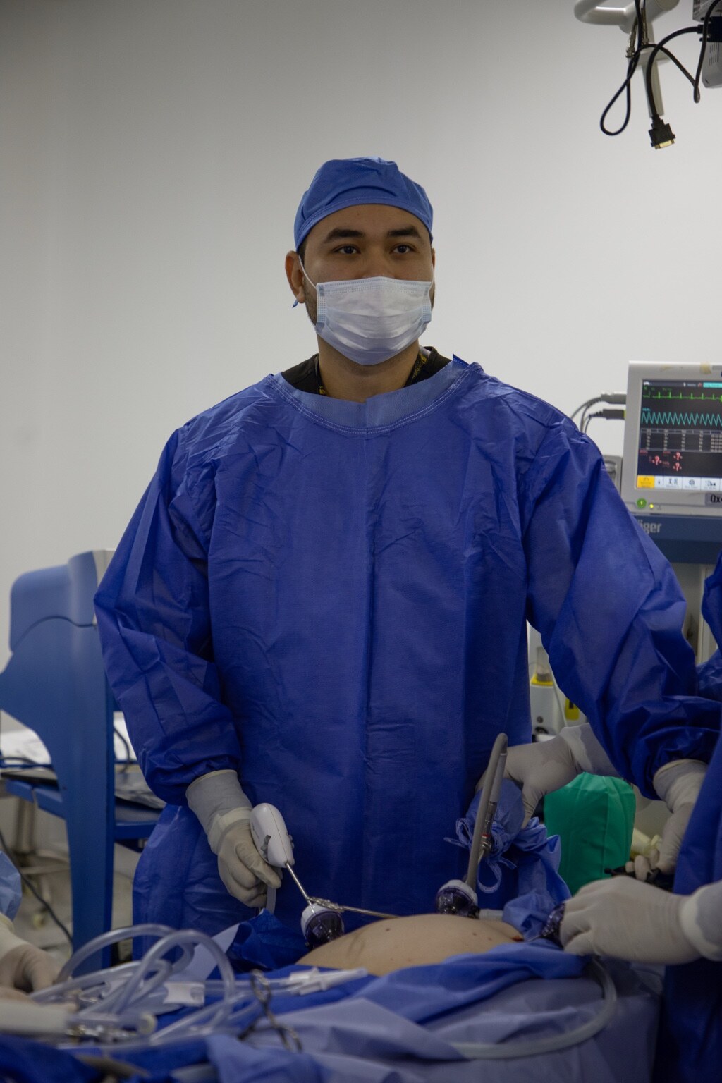 Dr. Juan Maldonado durante una cirugía laparoscópica